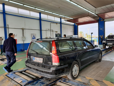 Volvo V70 undergoes brake test as part of Spanish ITV import test Volvo V70 on brake rollers